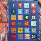 Ein Adventskalender mit bunten Türchen von 1 bis 24, illustriert mit weihnachtlichen Figuren wie Elfen und Rentieren.
