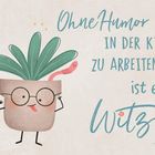 "Verschmitzter Blumentopf mit Brille, Pflanzen als Haare und ein Wurm, daneben Text: Ohne Humor in der Kita zu arbeiten, ist ein Witz!"