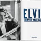 Links schwarz-weißes Foto eines eleganten Mannes in einem Anzug; rechts blauer Text: "ELVIS: THE BIRTH OF ROCK AND ROLL".