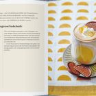 Rezept für heiße Orangenschokolade mit Zutaten und Zubereitung. Rechts ein Becher heiße Schokolade mit Sahne und Schokoladenscheibe.