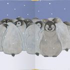 Text: Junge Pinguine wärmen sich gegenseitig, wenn Eltern Nahrung suchen. Illustration: Kuschelnde Pinguinküken im Schnee.