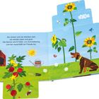 "Sie recken und sie strecken sich, sie werden stark und groß. Die Sonne wärmt Käfer und Schmetterling und der Hund bellt vor Freude los." Ein Hund sitzt auf einer Wiese, Sonnenblumen und Insekten sind um ihn herum.