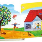 Zu Hause und im Garten wohnen zwitschernde Vögel. Bild eines bunten Gartens mit kindlichen Illustrationen.