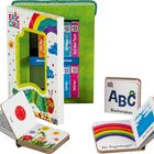 Texte: "Die Welt von ERIC CARLE", "Auf dem Tisch", "Zahlen", "Wörter", "ABC Buchstaben", "rot", "der Regenbogen." Kartonbox mit Kinderbüchern, bunte Illustrationen mit Raupe und Regenbogen.