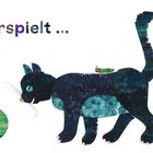 „… verspielt …“ Eine texturierte Katze mit einer Raupe auf dem Rücken spielt mit einem grünen Ball.