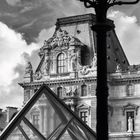 Ein Zitat von Thomas Jefferson über Paris, Architekturdetails, die Louvre-Pyramide und Straßenlaternen in Schwarz-Weiß.