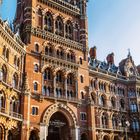 St. Pancras Renaissance London Hotel, Januar Kalender. Historisches Gebäude mit Türmen und Bögen, klarer Himmel.
