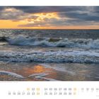 Meer am Strand von Baltrum bei Sonnenuntergang. Januar-Kalender mit Daten und Feiertagen auf Weiß.