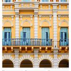 53. Woche 2026, DEZ/JAN. Kalender mit gelbem Gebäude, blauen Fensterläden und rotem Dach.