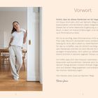 Vorwort, Schön, dass du dieses Kartenset vor dir liegen hast. Foto von Frau in weißem T-Shirt vor Esstisch.