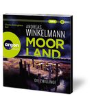 "Charles Rettinghaus liest Andreas Winkelmann MOORLAND DIE ZWILLINGE". Dunkle Landschaft mit Holzpfad im Moor.