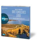 „Bretonisches Erbe“ von Jean-Luc Bannalec. Küstenlandschaft mit Klippen und blauem Meer. Argon Hörbuch Logo.