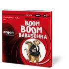 "Boom Boom Babuschka", Hörbuch von Moritz Matthies. Zwei Erdmännchen im Smoking, eines mit Sonnenbrille, auf rotem Hintergrund.