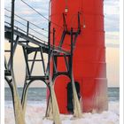1. Januar, Neujahr - 6. Januar, Heilige Drei Könige. Roter Leuchtturm am Eisstrand. Kalenderblätter unten.