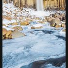 Ein Kalenderblatt für Januar zeigt den gefrorenen Svartifoss-Wasserfall, umgeben von Basaltsäulen in Island.