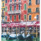 Januar. Bunte Häuser und schneebedeckte Gondeln an einem Kanal, rote Markisen, Schneeflocken fallen.