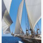 Kalenderseite Januar 2027, große Segelyacht mit weißen Segeln auf blauem Meer, Menschen an Bord.