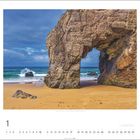 "1. L'Arche de Port Blanc, Frankreichs Küste. Eine Felsformation am Meer mit einem natürlichen Torbogen und sandigem Strand."