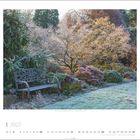 „Gartenans Brindley, Wipperfürth, Deutschland | Januar 2027“. Eine winterliche Gartenszene mit Bank und gefrorener Vegetation.