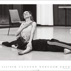 Kalenderblatt mit Datum 1 bis 31. Zwei Tänzer im Studio, einer liegt entspannt, der andere sitzt lachend.