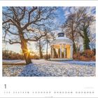 Kalender Januar. Freundschaftstempel, Potsdam, Brandenburg, von Reiner Schmid. Schnee, Tempel, Sonne zwischen Bäumen.