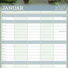 Januar 2027 Kalender. Ein Landschaftsfoto zeigt einen frostigen Garten mit Bäumen und Sträuchern bei Sonnenaufgang.