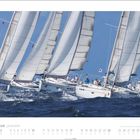 „JANUAR“ in großen Buchstaben, Segelboote mit vollen, weißen Segeln auf bewegter See, viele Menschen an Bord.