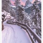 "Wer rückwärts blickt, gibt sich verloren: wer lebt und leben will, muss vorwärts sehen." Winterlandschaft mit Bergen.