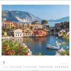 Kalenderblatt mit dem Monat Januar zeigt bunte Häuser am Wasser in Assos, Kefalonia. Ein Segelboot ist im Vordergrund.