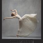 Kalender für Januar. Frau in fließendem weißen Kleid in eleganter Tanzpose auf grauem Hintergrund.