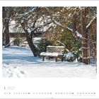 1 2027, Zahlen 1 bis 31 unten. Verschneiter Garten mit Bank, Bäume und Sträucher.