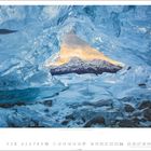 Titel: "Eishöhle am Abraham-See, Alberta". Darstellung einer Eishöhle vor einem Bergpanorama bei Sonnenuntergang. Kalender unten.