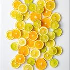 „Januar“ und darunter Tage von 1 bis 31. Zitronen, Limetten und Orangen in Scheiben auf weißem Hintergrund.