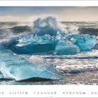 Eine Reihe von Zahlen unten. Wellen schlagen gegen blaues Eis am Strand.