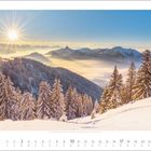 "1 2027" und ein Kalender für Januar. Verschneite Bäume und Berge bei Sonnenaufgang. Strahlend blauer Himmel.