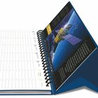 Kalenderseite mit Daten von Montag, 26. bis Sonntag, 2. Rechts ein Bild von einem Satelliten im Weltraum.