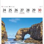 Kalenderwoche ab 24. Mai. Natur: Felsenbogen über dem Meer im County Donegal, unter blauem Himmel.