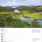 Mai Kalender: Woche 21, Zwillinge 21.5.–20.6., Kurt Tucholsky Zitat, Häuser und grüne Landschaft mit Wasser und Hügeln.