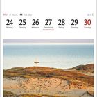 Kalender Mai-Woche 21, 24. bis 30. mit Fronleichnam. Segelboot vor Dünenlandschaft, Parnidis-Düne, Kurische Nehrung, Litauen.
