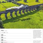 Mai 24. Woche. Zwillinge 21.5.–20.6. Zitat von Marie von Ebner-Eschenbach. Landschaft mit Dampflok auf einem Viadukt.