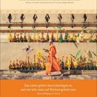 Kalender: Zitat von Goethe über das Leben und den Wandel. Mönch in orange, läuft barfuß an dekorativer Wand mit Blumen.