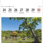 Kalenderseite für Mai 2021, 21. Woche. Foto: Goldener Pavillon im Park des Kinkakuji-Tempels in Kyoto, umgeben von Bäumen.