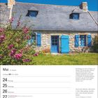 Mai 21. Woche, Zwillinge 21.5.–20.6. Bild: Landhaus mit blauen Fensterläden und rosa Blumen im Vordergrund.