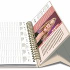 Der Text beschreibt einen Kalender mit Monaten und Wochentagen. Ein Portrait, beschriftet mit „Cate Blanchett“, ist abgebildet.