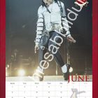 "June" oben, Kalender mit Daten unten. Person in einem auffälligen Outfit steht in der Mitte. Links ein Wappen.