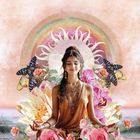 "SUNDARĪ: Die Schönheit des Lebens. Ich bin die Quelle der Schönheit in meinem Leben." Eine Frau meditiert; umgeben von Blumen, Schmetterlingen.