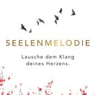 „SEELENMELODIE. Lausche dem Klang deines Herzens.“ Vögel fliegen über blühende Zweige.