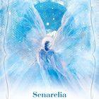 "Senarelia. Öffne dich für deine feinsinnigen Gaben. Wir schaffen dir einen geschützten Raum dafür." Illustration: Engel in Blautönen.