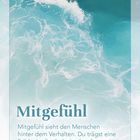 Mitgefühl: Sieht den Menschen hinter dem Verhalten. Du trägst Stärke in dir, die beistehen kann. Hintergrund zeigt Meereswellen.
