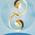 "CHRISTOPH KOLUMBUS Folge deinem inneren Ruf - und vertraue." Zwei goldene Spiralen auf blauem Hintergrund.